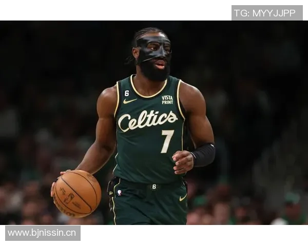 杰伦布朗首节低迷次节回暖上半场狂砍19分展现强大实力