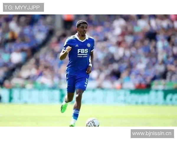 蓝军外租前锋福法纳因无证无保险驾驶被罚款12万引发关注